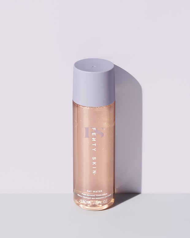 Toner dari Fenty Beauty sepertinya akan membuat kalian kagum, bagaimana tidak kombinasi two-in-one toner dan serum ini menargetkan pori-pori, mencerahkan, melembutkan dan menghaluskan kulit.