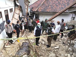 Ada yang Bikin Khofifah Kaget Saat Tinjau Lokasi Longsor Pamekasan