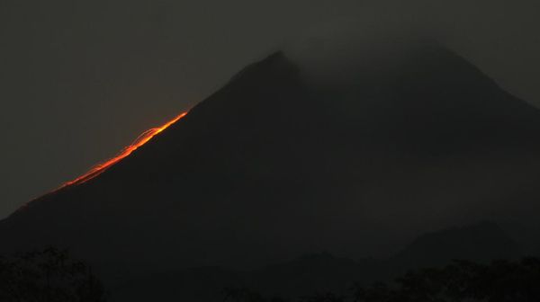 Gunung Merapi Luncurkan Guguran Lava Pijar