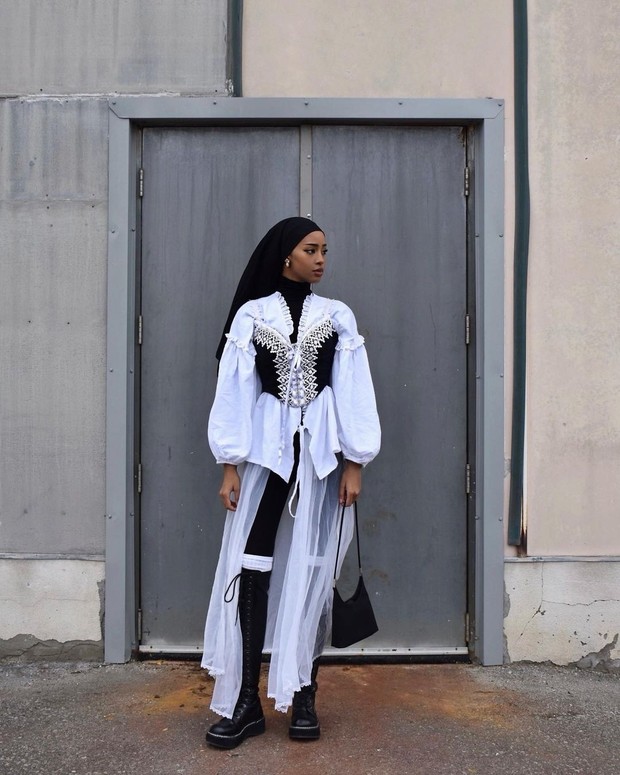 Hijab Hitam/sumber: Instagram.com/hodanyousuf Hijab warna hitam hodanyousuf