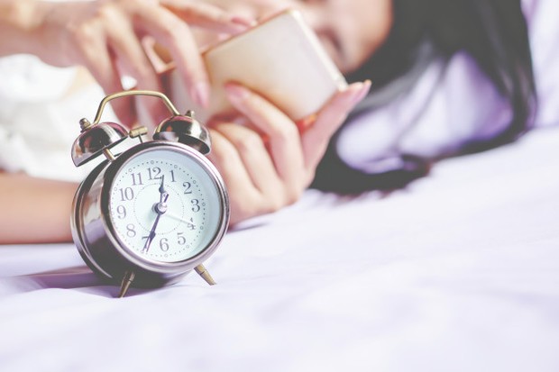 Jam tidur menjadi berantakan/Freepik.com Terkadang, terlalu asyik bermain smartphone akan membuat jam tidur kita menjadi tak beraturan