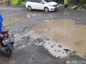 Jl Cikaret Kabupaten Bogor Rusak Lagi Sejak Diguyur Hujan Deras Jl Cikaret Kabupaten Bogor Rusak Lagi Sejak Diguyur Hujan Deras