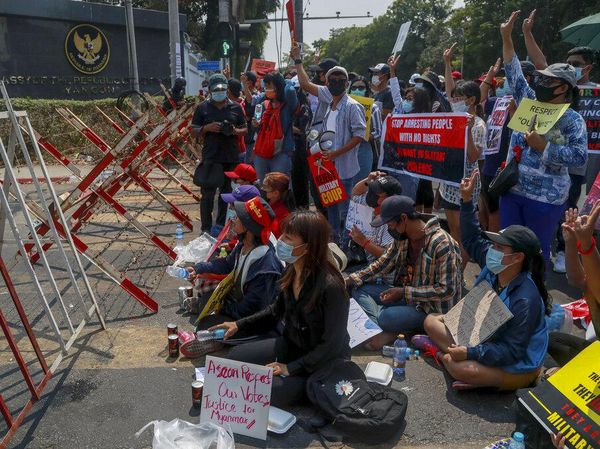 Massa Prodemokrasi Demo Kedubes Indonesia di Myanmar