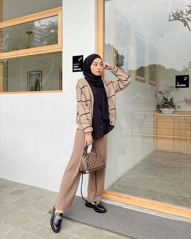 Kemeja hitam/instagram.com/meiraniap/ Kemeja hitam