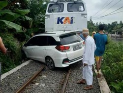 Kereta Barang Tabrak Mobil di Cilegon, Tak Ada Korban Jiwa