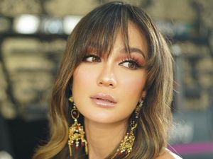 Gaya Luna Maya Pakai Cardigan Rp 41 Juta yang Curi Atensi & Banjir Pujian