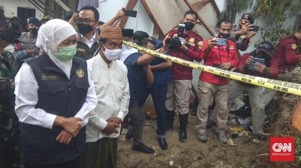 Gubernur Khofifah meninjau lokasi lembaga pesantren tertimpa longsor di Pamekasan. (CNN Indonesia/Nurus Solehen)