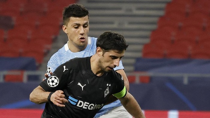 BUDAPEST, HUNGARY - FEBRUARY 24: Lars Stindl of Borussia Moenchengladbach battles for possession with Rodrigo of Manchester City during the UEFA Champions League Round of 16 match between Borussia Moenchengladbach and Manchester City at Puskas Arena on February 24, 2021 in Budapest, Hungary. Sporting stadiums around Europe remain under strict restrictions due to the Coronavirus Pandemic as Government social distancing laws prohibit fans inside venues resulting in games being played behind closed doors. (Photo by Laszlo Szirtesi/Getty Images)