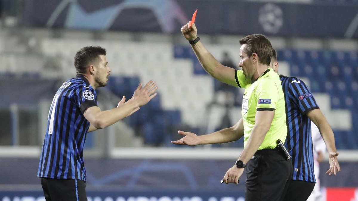Gelandang Atalanta, Remo Freuler, diganjar kartu merah langsung dalam duel melawan Real Madrid. (Foto: AP/Luca Bruno)
