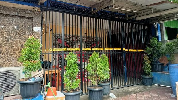 Lokasi penembakan di Cengkareng, Jakbar yang menewaskan 3 orang telah dipasangi garis polisi., Kamis (25/2/2021).