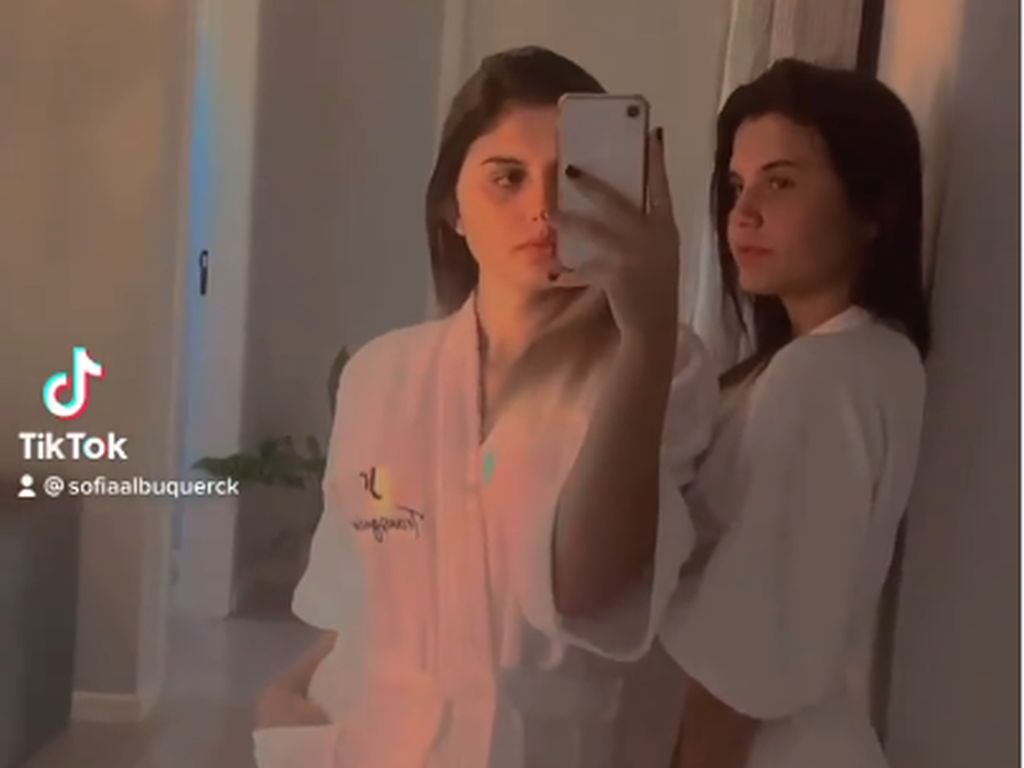 8 Foto Wanita Transgender Kembar Pertama di Dunia, Jadi Kontroversi 8 Foto Wanita Transgender Kembar Pertama di Dunia, Jadi Kontroversi