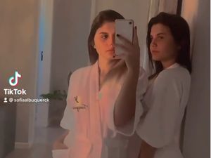 8 Foto Wanita Transgender Kembar Pertama di Dunia, Jadi Kontroversi 8 Foto Wanita Transgender Kembar Pertama di Dunia, Jadi Kontroversi