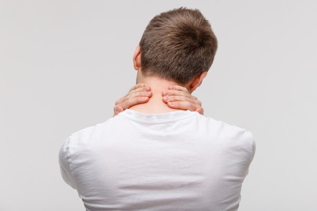 Menimbulkan nyeri pada leher/Freepik.com Terlalu lama memainkan smartphone, otot leher akan menjadi kaku dan terasa nyeri