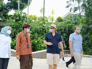 Kenakan Pakaian Adat, Sandiaga Uno Kunjungi Waterbom Bali