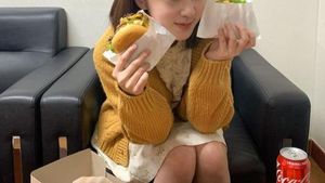 Pesona Cantik Park Hye Soo Saat Makan Burger dan Minum Kopi