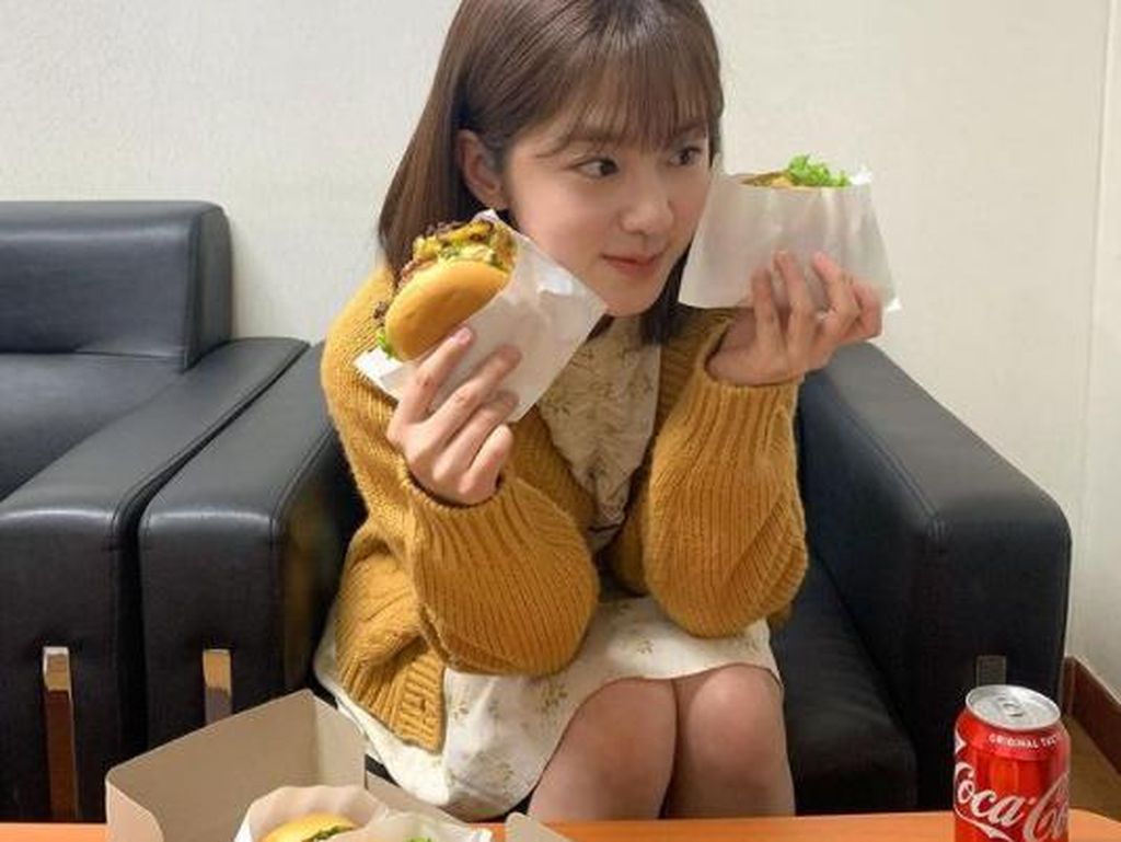 Pesona Cantik Park Hye Soo Saat Makan Burger dan Minum Kopi