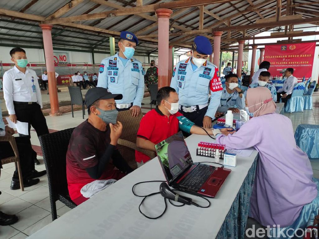 Penyintas COVID-19 Napi Lapas Porong Kompak Donor Darah Plasma Konvalesen Penyintas COVID-19 Napi Lapas Porong Kompak Donor Darah Plasma Konvalesen