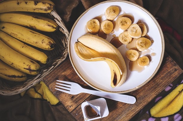 Pisang/unsplash.com Rupanya pisang memiliki indeks glikemik yang tinggi dan buah ini bisa berkontribusi pada jerawat kamu sehingga harus dihindari untuk yang memiliki masalah jerawat.