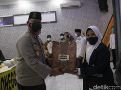 5.000 Masker Dibagikan Dalam Gerakan Santri Bermasker di Bojonegoro
