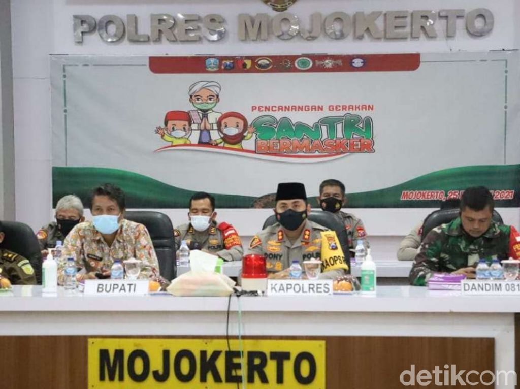 30 Ribu Masker Didistribusikan untuk Gerakan Santri Bermasker di Mojokerto 30 Ribu Masker Didistribusikan untuk Gerakan Santri Bermasker di Mojokerto