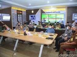 Polisi Banyuwangi Serahkan 25 Ribu Masker Dukung Gerakan Santri Bermasker