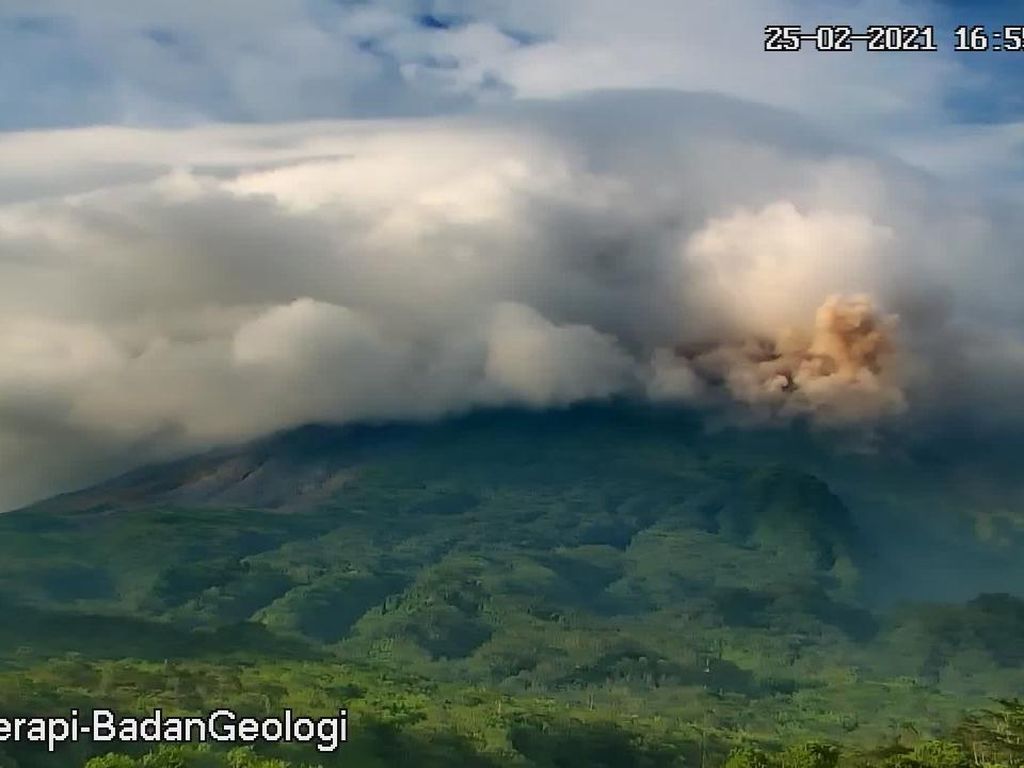 Gunung Merapi Erupsi, Luncurkan Awan Panas Sejauh 1,5 Kilometer Gunung Merapi Erupsi, Luncurkan Awan Panas Sejauh 1,5 Kilometer