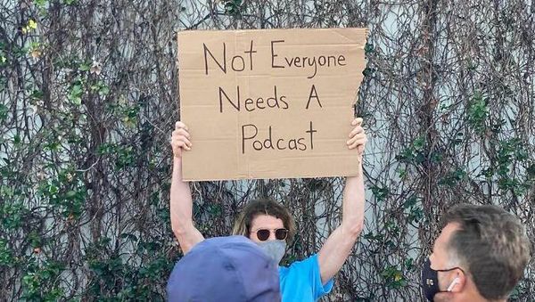 Pria Ini Protes Tiap Hari, Isinya Kocak-kocak!