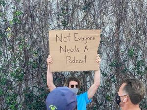 Pria Ini Protes Tiap Hari, Isinya Kocak-kocak! Pria Ini Protes Tiap Hari, Isinya Kocak-kocak!