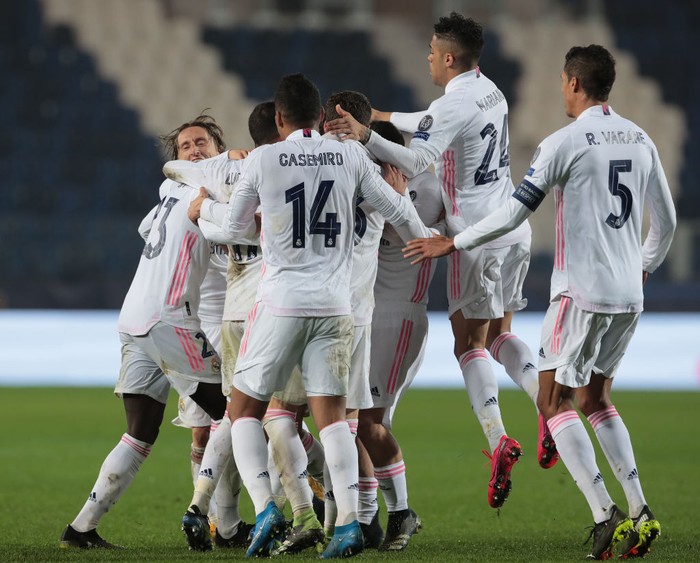 BERGAMO, ITALY - FEBRUARY 24: Ferland Mendy of Real Madrid celebrates with his teammates after scoring the opening goal during the UEFA Champions League Round of 16 match between Atalanta and Real Madrid at Gewiss Stadium on February 24, 2021 in Bergamo, Italy. (Photo by Emilio Andreoli/Getty Images)