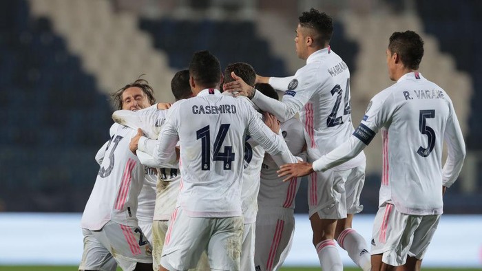 BERGAMO, ITALY - FEBRUARY 24: Ferland Mendy of Real Madrid celebrates with his teammates after scoring the opening goal during the UEFA Champions League Round of 16 match between Atalanta and Real Madrid at Gewiss Stadium on February 24, 2021 in Bergamo, Italy. (Photo by Emilio Andreoli/Getty Images)