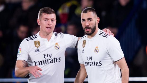 VILLAREAL, SPAIN - JANUARY 03: Karim Benzema of Real Madrid CF celebrates with his teammate Toni Kroos after scoring his team's first goal during the La Liga match between Villarreal CF and Real Madrid CF at Estadio de la Ceramica on January 03, 2019 in Villarreal, Spain. (Photo by Alex Caparros/Getty Images)