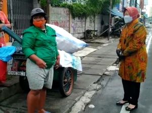 Blusukan di Roxy Jakpus, Risma Ajak Pasutri Pemulung ke Balai Rehabilitasi Blusukan di Roxy Jakpus, Risma Ajak Pasutri Pemulung ke Balai Rehabilitasi
