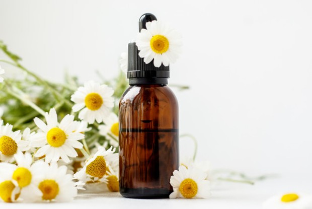 kamu bisa menggunakan ini saat kram menstruasi, dengan berikan beberapa tetes chamomile Romawi ke dalam bak mandi lalu berendam