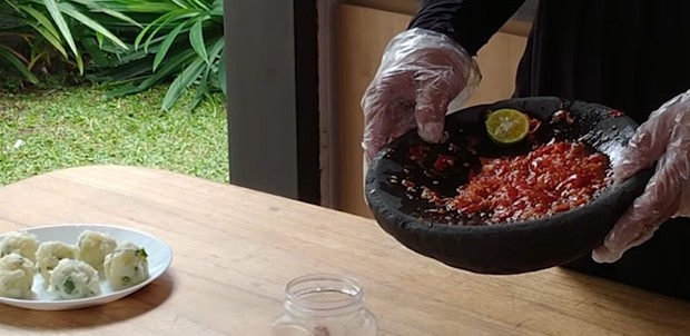 sambal mentah (sumber : youtube.com/RinaGunawan)