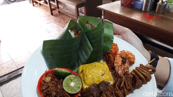 Aduh Enaknye! Nasi Uduk Kebon Kacang Berlauk Udang hingga Ayam Goreng