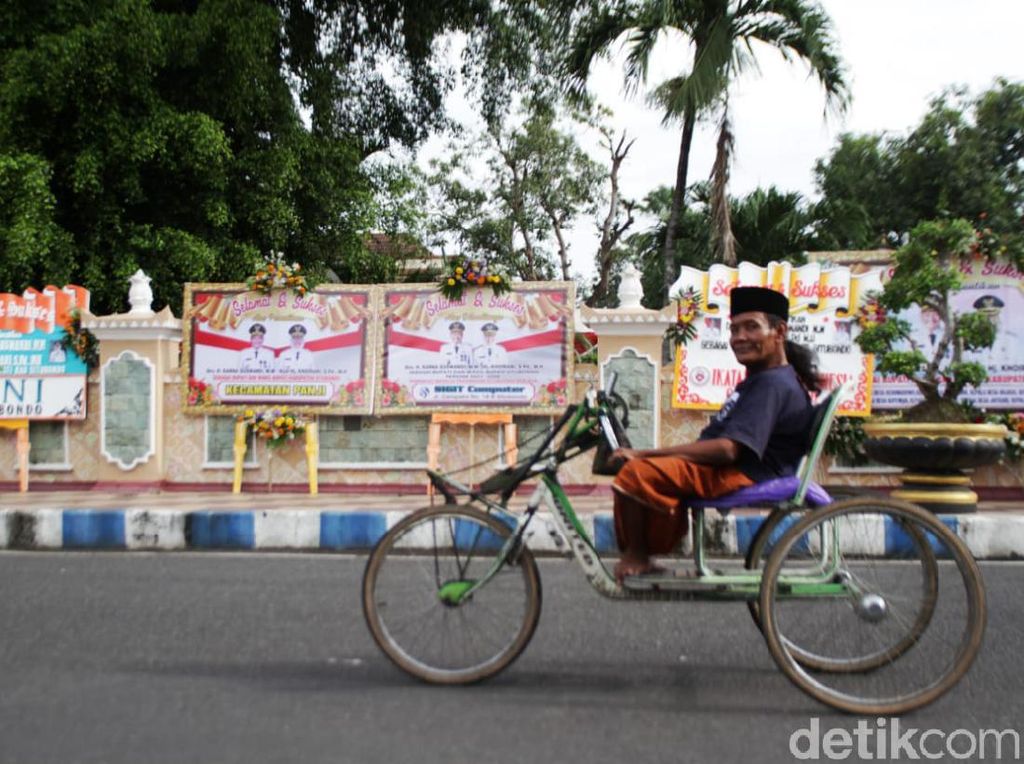 Sehari Jelang Pelantikan, Pendopo Bupati Situbondo Dibanjiri Karangan Bunga Sehari Jelang Pelantikan, Pendopo Bupati Situbondo Dibanjiri Karangan Bunga