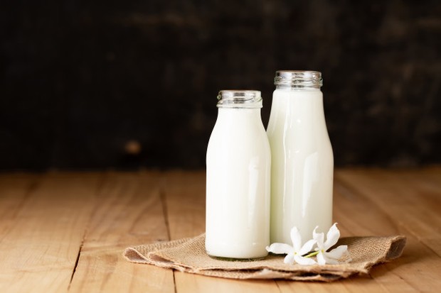 Skim milk/freepik.com Skim milk menjadi salah satu minuman yang dapat memperburuk jerawat, karena ini mengandung hormon pertumbuhan sapi yang larut dalam lemak.