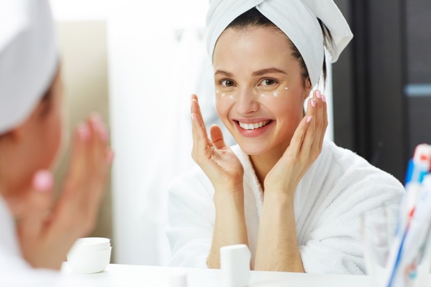 sederhanakan rutinitas skincare agar tidak terlalu banyak produk yang mungkin dapat merusak skin barrier mu