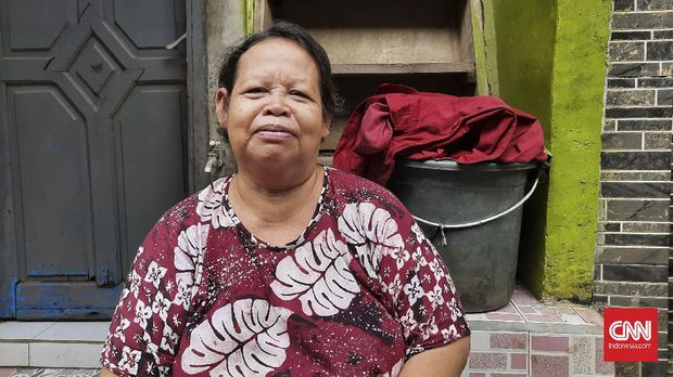 Sutini (59), warga RT 4, RW 8, Kebon Pala, Kampung Melayu lainnya mengatakan meskipun berganti-ganti gubernur, penanganan banjir sama saja, Rabu (24/2).