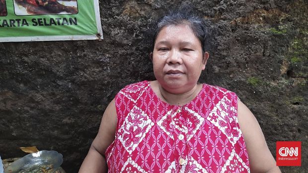 Ira (55), warga RT 12, RW 4, Bangka, Mampang, Jakarta Selatan saat ditemui di depan rumahnya mengatakan TIM SAR hanya datang mengambil gambar lalu pergi, Rabu (24/2)