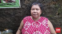 Ira (55), warga RT 12, RW 4, Bangka, Mampang, Jakarta Selatan saat ditemui di depan rumahnya mengatakan TIM SAR hanya datang mengambil gambar lalu pergi, Rabu (24/2)\