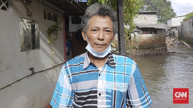 Robi (55), warga RT 13, RW 1, Duren Tiga, Mampang, Jakarta Selatan mengatakan warga tidak mendapatkan peringatan banjir sebelumnya, Rabu (24/2).