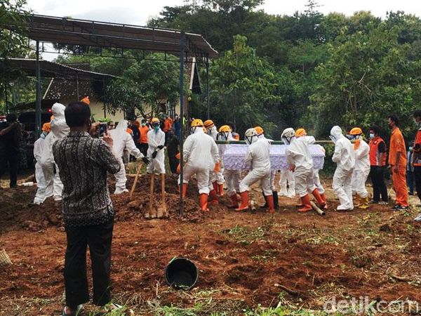 Suasana Salat Jenazah dan Pemakaman Pimpinan MTA Ahmad Sukina