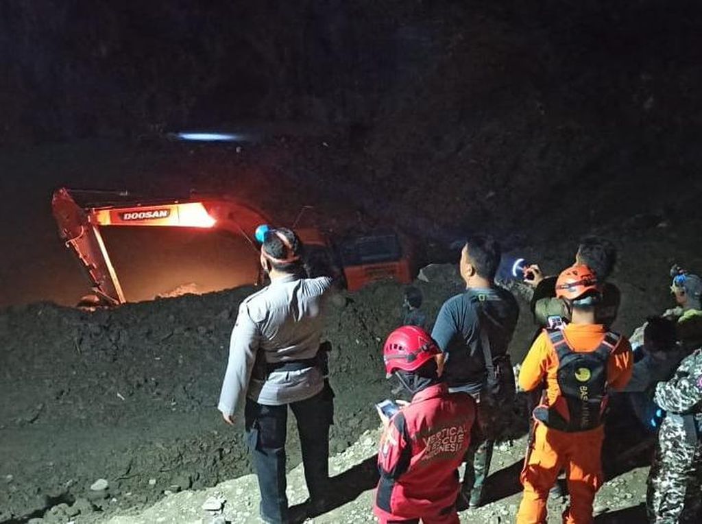 6 Tewas dan 15 Selamat saat Longsor di Tambang Emas Ilegal 6 Tewas dan 15 Selamat saat Longsor di Tambang Emas Ilegal