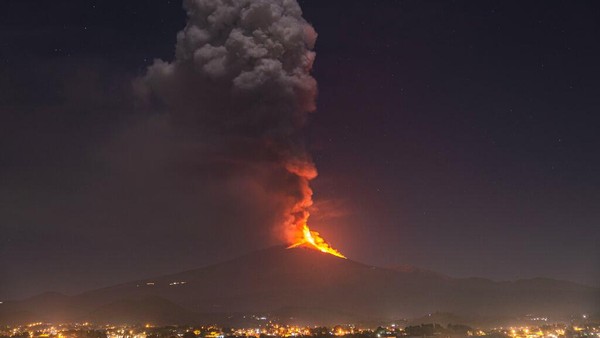 Gunung Etna, Italia, kembali menyemburkan lahar, abu dan batuan vulkanik hari ini, Kamis (25/2) waktu setenpat.