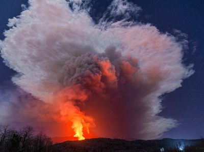 Terkini! Potret Letusan Gunung Etna di Italia