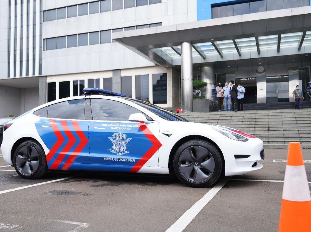 Wih! Korlantas Polri Pakai Tesla Model 3 untuk Mobil Patroli