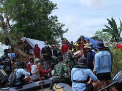 11 RT Dekat Tanggul Citarum yang Jebol Masih Banjir, TNI AL Evakuasi Warga