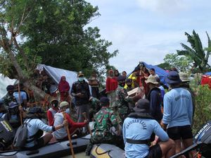 11 RT Dekat Tanggul Citarum yang Jebol Masih Banjir, TNI AL Evakuasi Warga 11 RT Dekat Tanggul Citarum yang Jebol Masih Banjir, TNI AL Evakuasi Warga