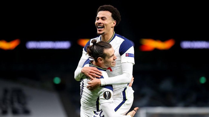 LONDON, ENGLAND - FEBRUARY 24: Gareth Bale of Tottenham Hotspur celebrates with Dele Alli after scoring their teams third goal during the UEFA Europa League Round of 32 match between Tottenham Hotspur and Wolfsberger AC at The Tottenham Hotspur Stadium on February 24, 2021 in London, England. Sporting stadiums around the UK remain under strict restrictions due to the Coronavirus Pandemic as Government social distancing laws prohibit fans inside venues resulting in games being played behind closed doors. (Photo by Julian Finney/Getty Images)